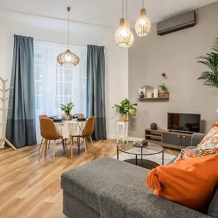 Apartment Vibrant Arty In Budapest